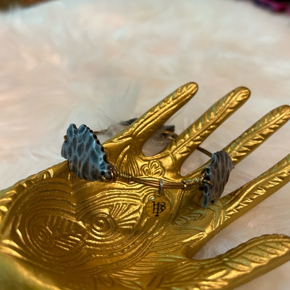 Signed Bourbon and Bow ties gold tone wire wrap black arrowhead bracelet - Picture 4 of 4